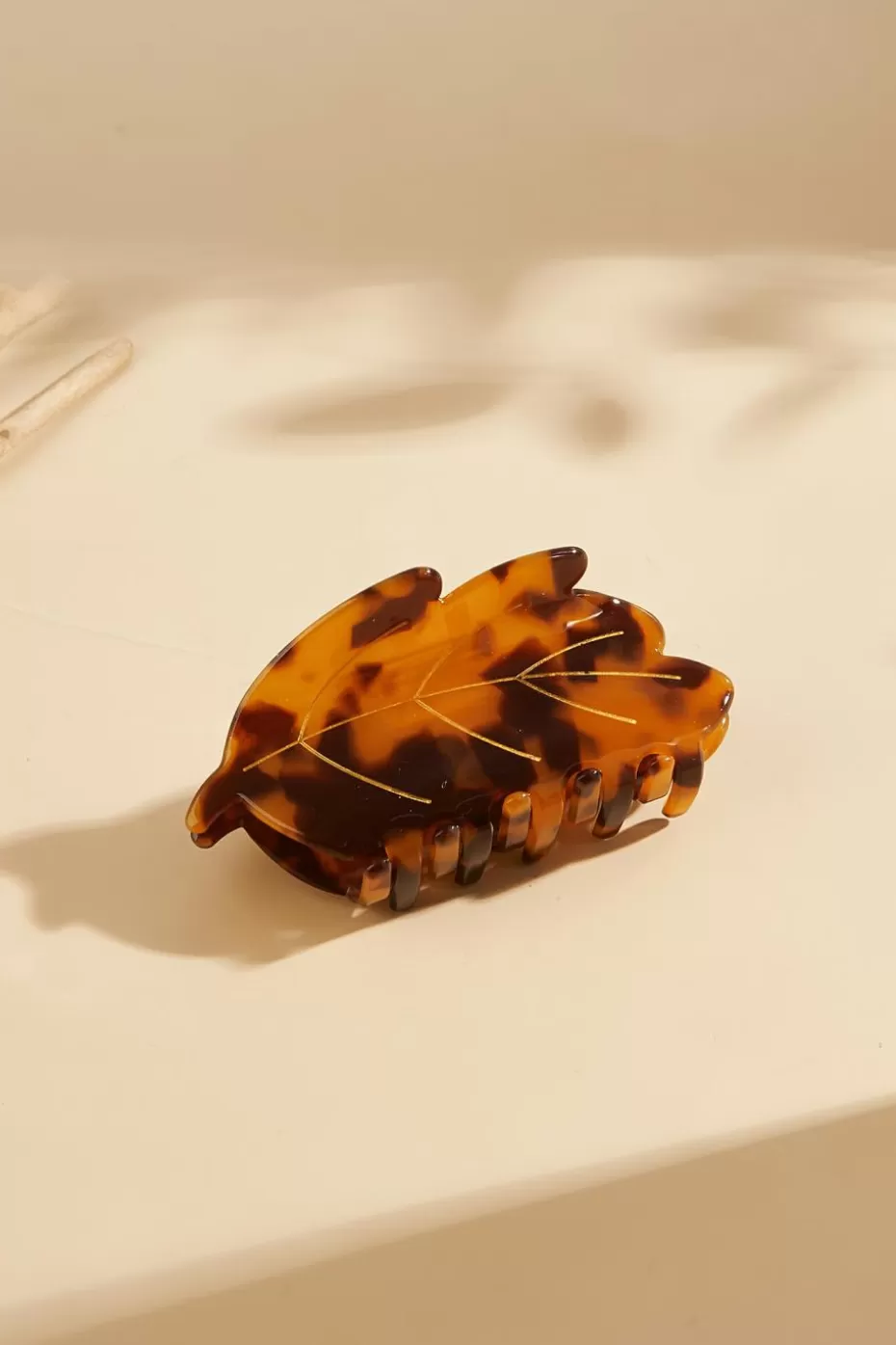 Cheap Cupshe Tortoise Shell Feather Claw Clip Neutral