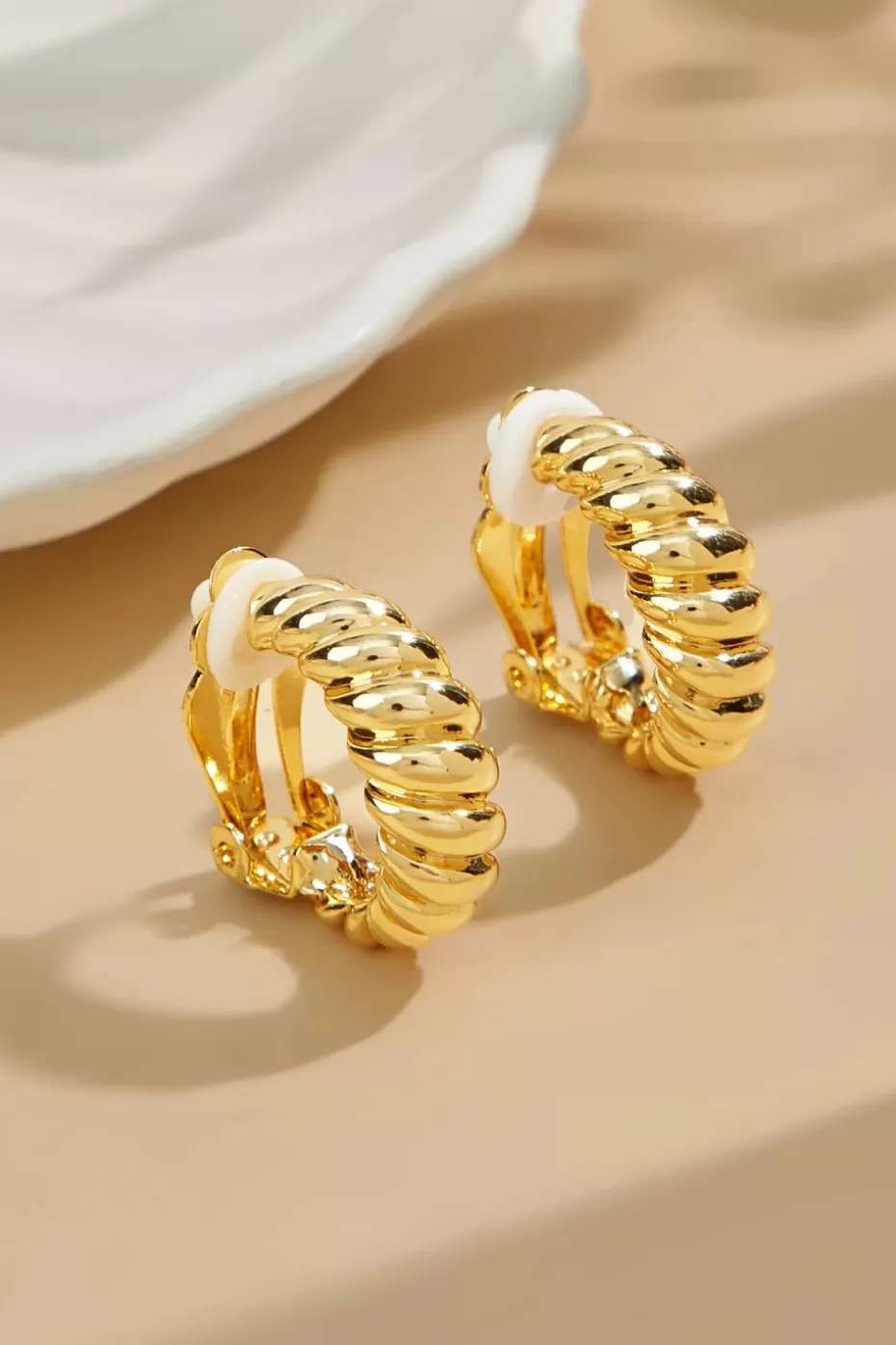 Outlet Cupshe Twisted Latch-Back Hoop Earrings Goldenrod