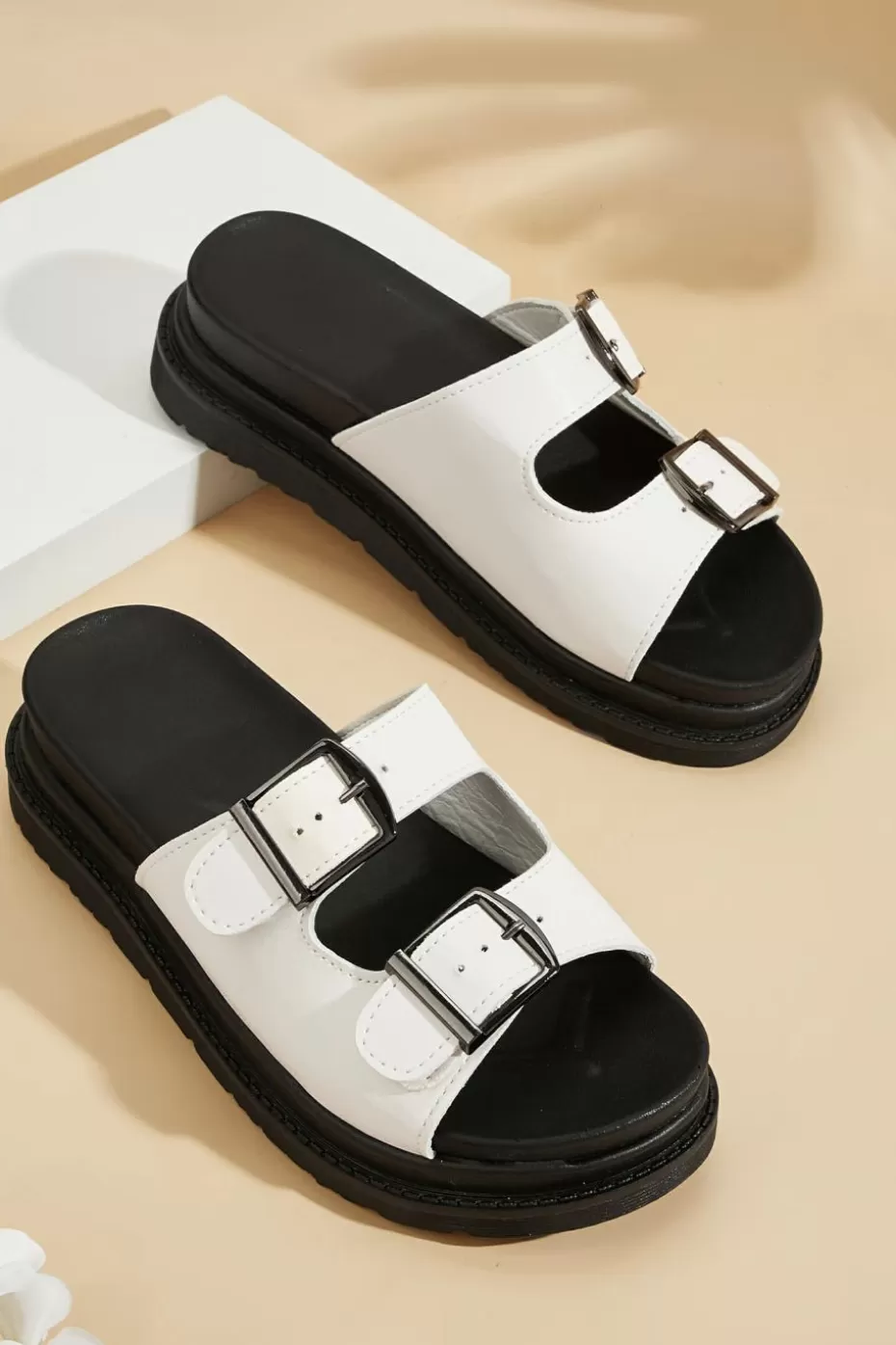 Sale Cupshe White Buckle Strap Platform Sandals Black/White