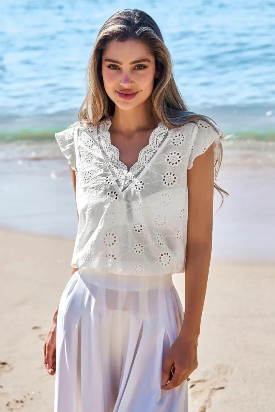 Hot Cupshe Sleeveless Scalloped V-Neck Eyelet Top White